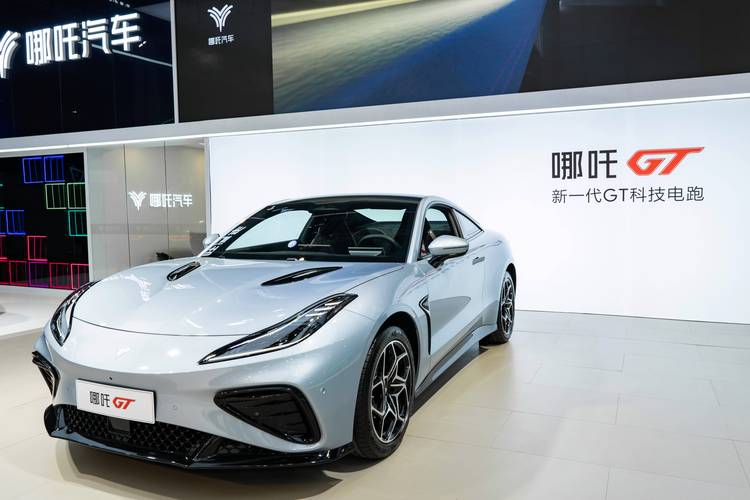 惠州16哪吒汽车在智能汽车领域的表现，领途汽车在新能源汽车市场中的影响力